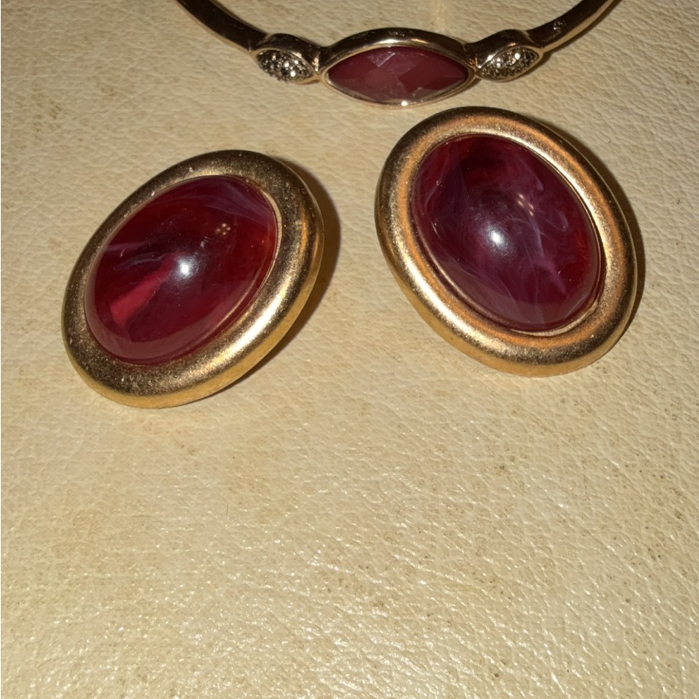 Vintage Crown Trifari Red Lucite Cabochons Gold Clip Earrings and Bracelet Set - Picture 4 of 13
